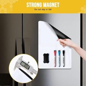 3 mažos magnetinės lentos šaldytuvui, 30 x 20 cm mini magnetinė lenta virtuvei, lentos plėvelė šeimos meniu, A4 magnetinės plėvelės rašymo lenta ir 3 rašikliai 1 kempinė
